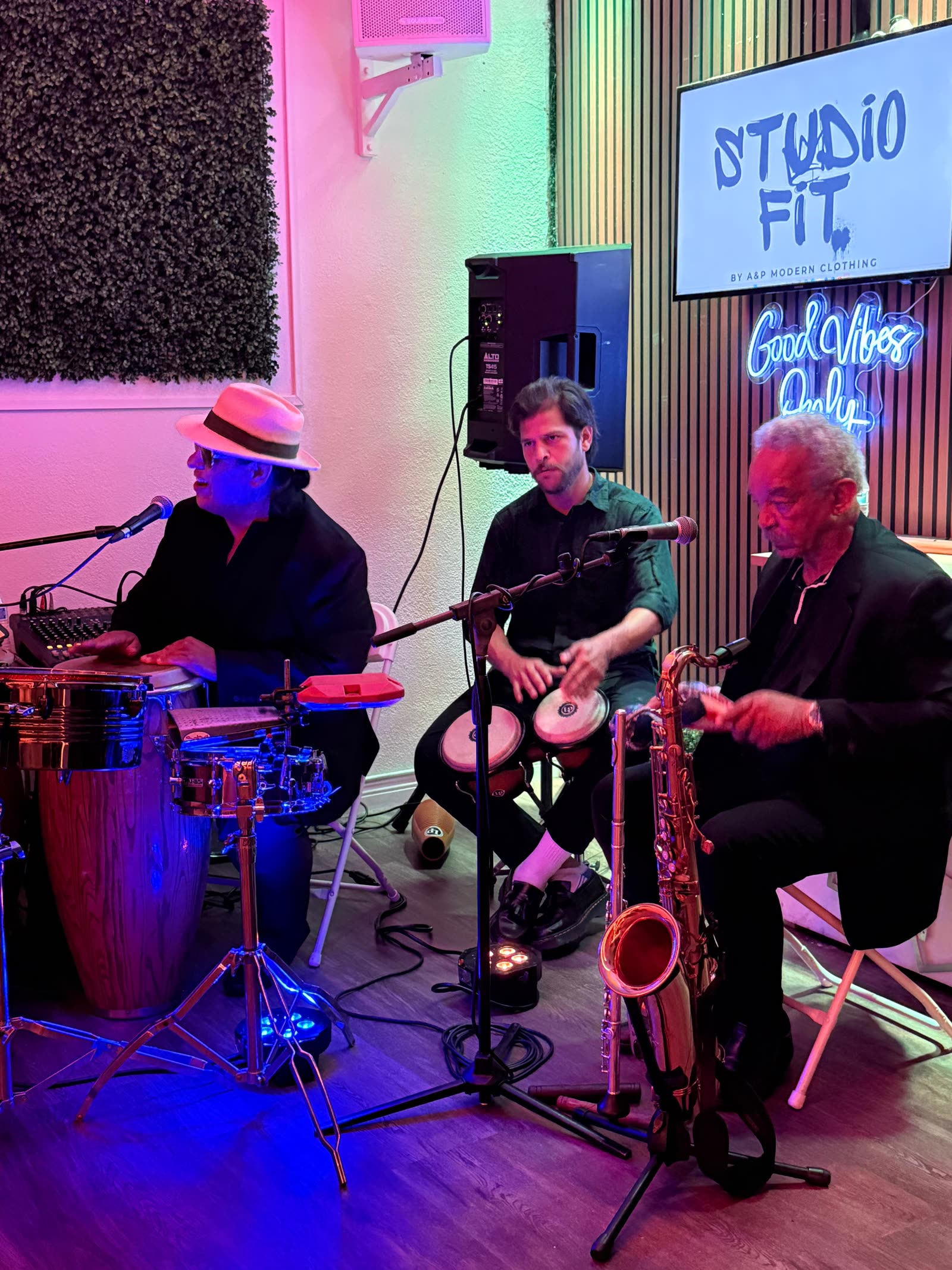 La banda tocando bajo luces neón
